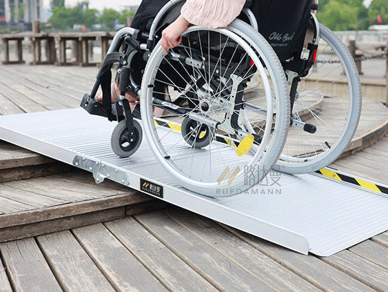 上下折叠无障碍轮椅坡道板应用于公园木台阶
