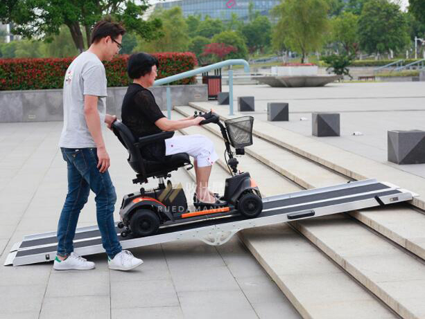 多功能左右折叠坡道板用于轮椅小推车自行车电动车等上下坡