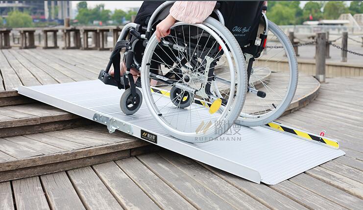上下折叠无障碍轮椅坡道板应用于公园木台阶(图1)
